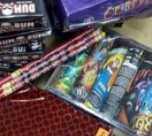 Petarde, baterii de artificii interzise şi ţigarete nemarcate, confiscate de poliţişti în urma unor percheziţii efectuate în Tileagd