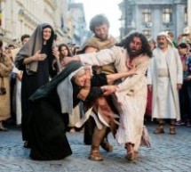 Oradea: Spectacol de stradă cu patimile lui Isus, în cadrul Târgului de Paşti