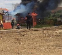 Incendiu puternic produs azi în Sântandrei. O persoană a fost rănită
