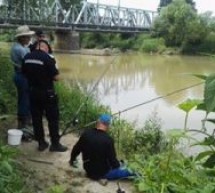 Căpâlna: Localnic prins în flagrant de polițiști, în timp ce bracona cu o plasă monofilament, pe malul râului „Crişul Negru”