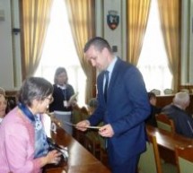 Viceprimarul municipiului Oradea, Florin Birta, a premiat cuplurile care au sărbătorit Nunta de Aur