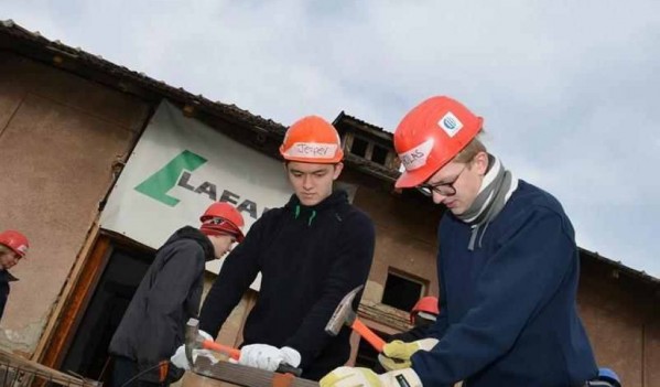 Voluntari din Danemarca pe şantierul Habitat din Oradea