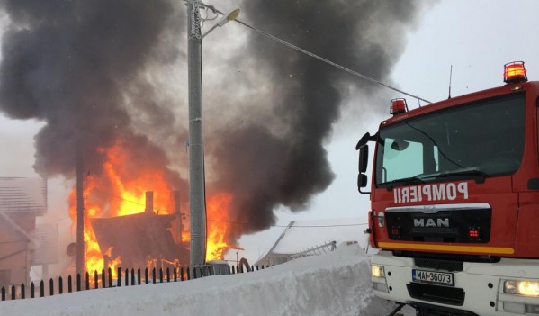 Incendiu la o cabană din comuna Pietroasa
