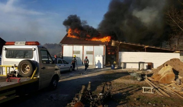 Incendiu produs la un service auto din Ștei
