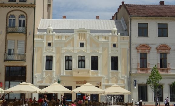 Oradea: Fațada clădirii din Piața Unirii nr. 6 a fost reabilitată