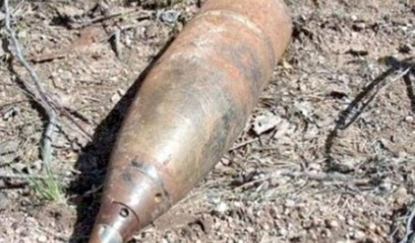 O bombă de artilerie din cel de-al Doilea Război Mondial, a fost descoperită de un cetățean pe propriul teren, situat în localitatea Cihei