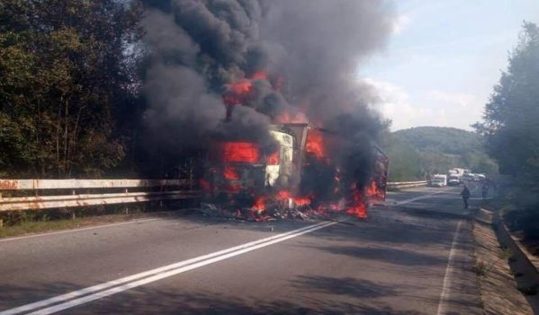 Un autotren a luat foc în timp ce se deplasa pe DN1, în zona Piatra Craiului