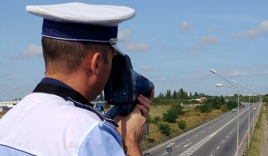 Doi șoferi prinși conducând cu peste 110 km/h în localitatea bihoreană Topa de Criș
