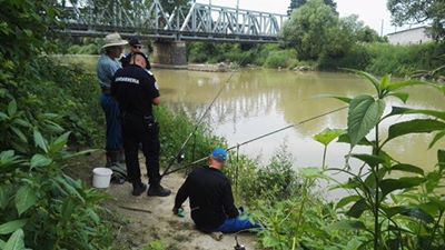 Căpâlna: Localnic prins în flagrant de polițiști, în timp ce bracona cu o plasă monofilament, pe malul râului „Crişul Negru”