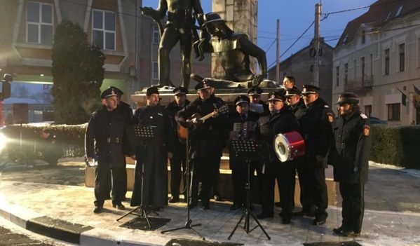 Pompierii colindă în Piața Unirii din Oradea (miercuri, 20 decembrie)