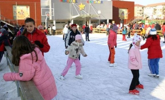 S-a deschis patinoarul de la Orășelul Copiilor din Oradea