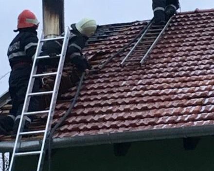 Incendii izbucnite la coșurile de fum ale unor locuințe din Oradea și Finiș