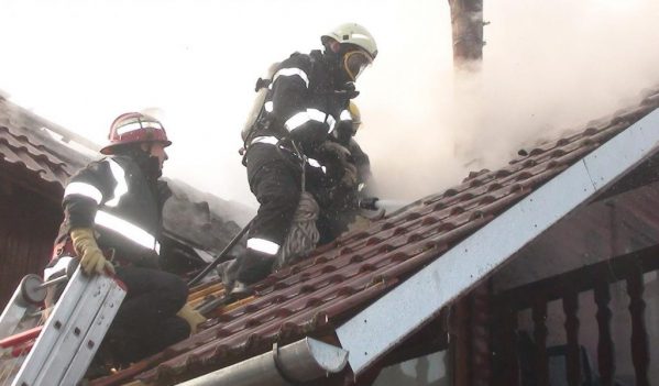 Incendiu izbucnit la coșul de fum al unei case din Oradea