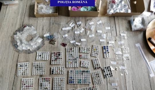 1.000 de accesorii din argint pentru bijuterii, fără documente legale de proveniență, descoperite de polițiști în locuința unei orădence