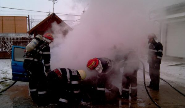Un autoturism a luat foc în Oradea