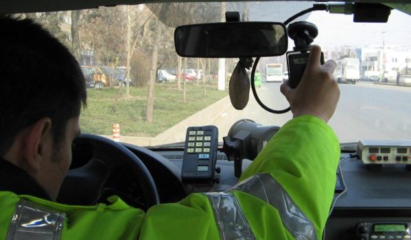 Depistat conducând cu 104 km/h în localitatea Dușești