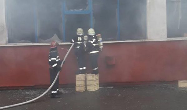 Incendiu violent produs ieri la o societate comercială din Oradea