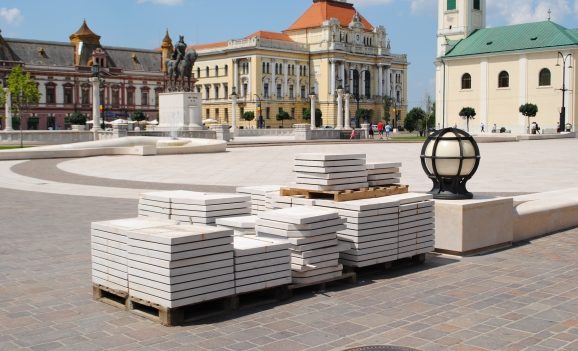 Dalele deteriorate din Piața Unirii din Oradea vor fi înlocuite