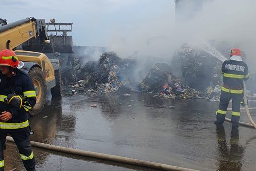 Incendiu la un centru de reciclare deşeuri, din Oradea