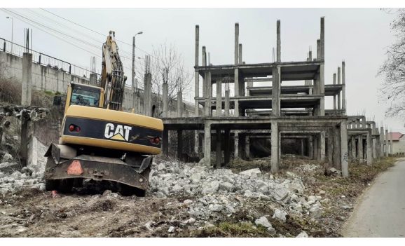 A început demolarea construcţiilor abandonate de lângă Parcul Brătianu (Oradea)
