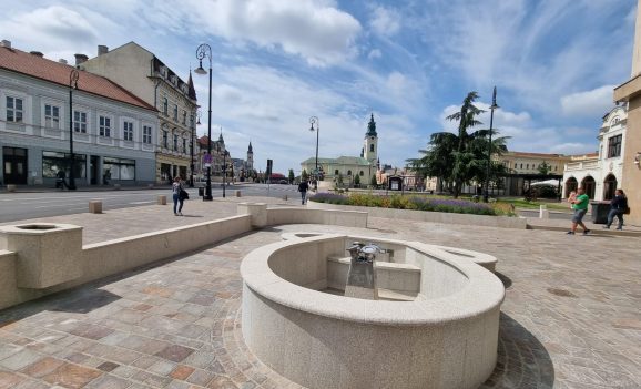 Fântâna arteziană din Piața Ferdinand din Oradea intră în probe