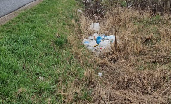 În primele șase luni ale anului au fost strânse de pe marginea drumurilor județene din Bihor 92,5 tone de deșeuri