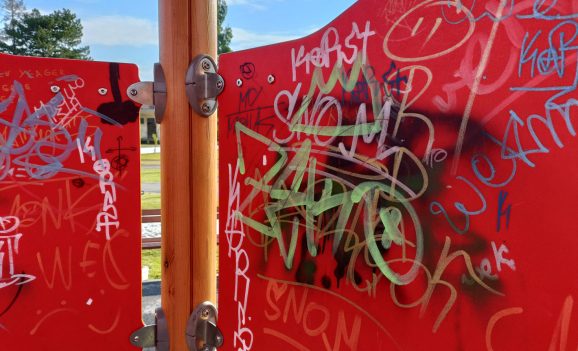 Doi minori surprinși inscripţionând cu graffiti mobilierul urban în Oradea