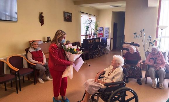 La împlinirea vârstei de 100 de ani, doamna Dani Elena a fost premiată de Primăria Oradea