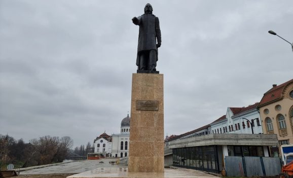 Statuia poetului Mihai Eminescu din Oradea, în plin proces de restaurare