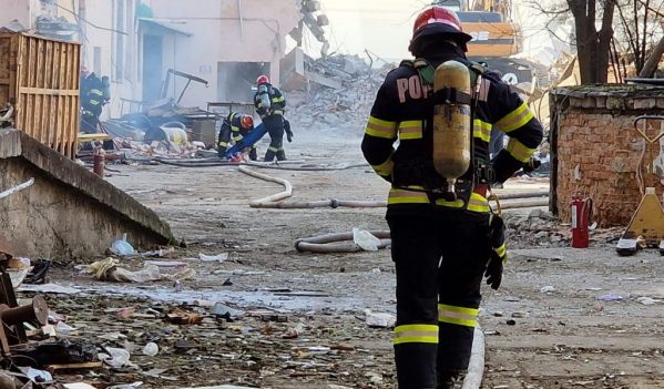 Operațiune periculoasă de stingere a unui incendiu izbucnit la o clădire din Oradea