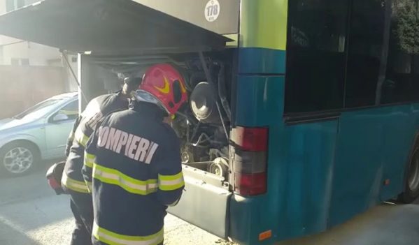 Incendiu la un autobuz aflat în mers, pe strada Avram Iancu din Oradea