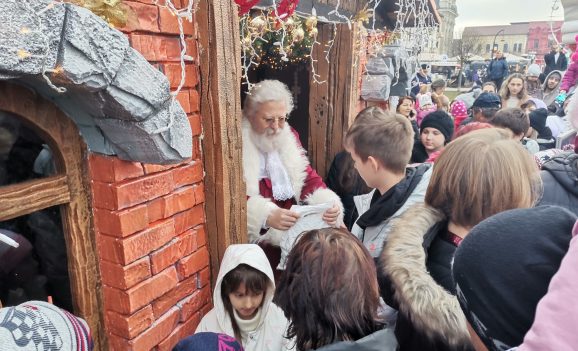 Moș Crăciun aduce 1.200 pachete cu dulciuri la Târgul de Crăciun Oradea